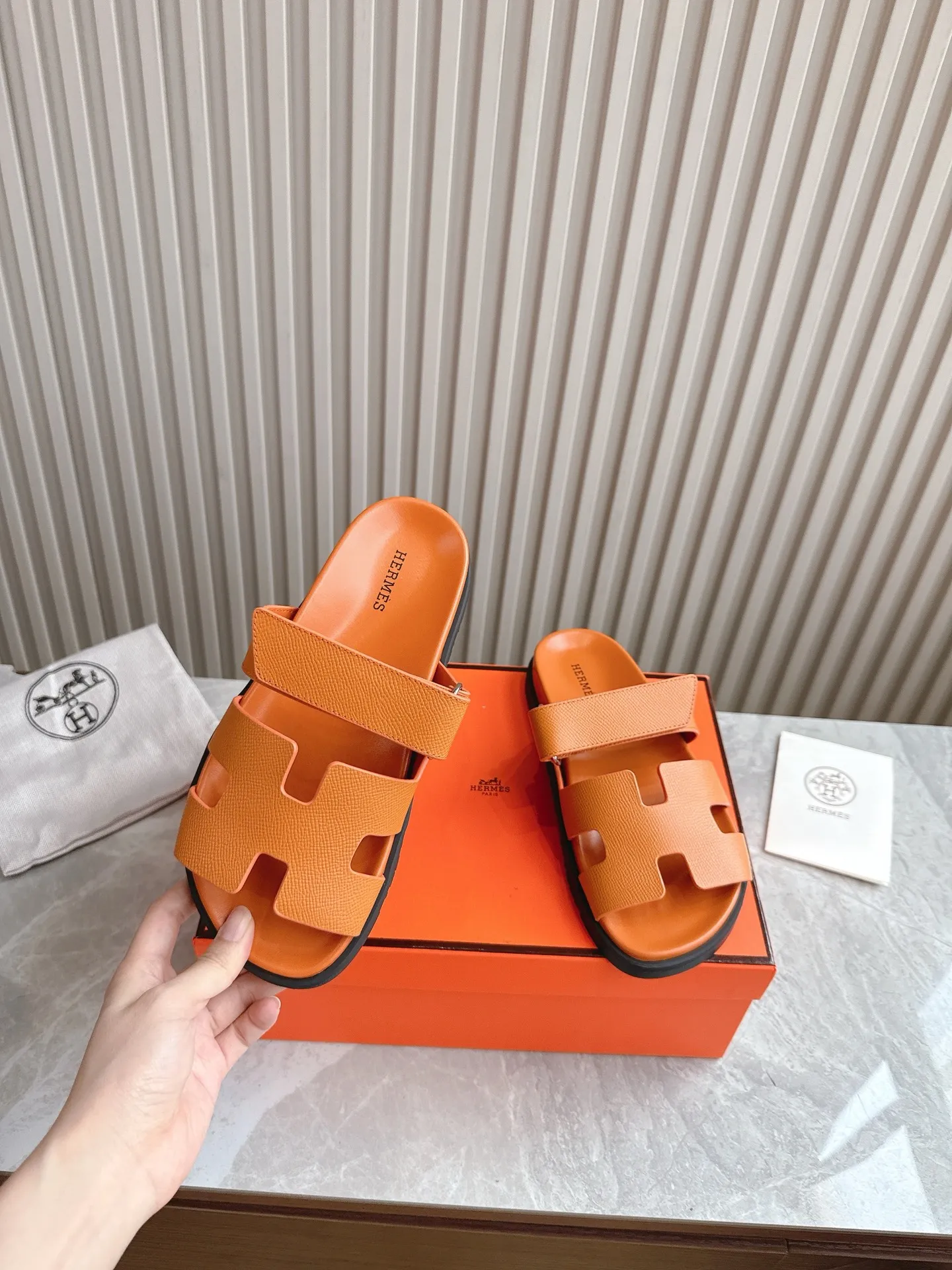 p480🐮🐮Couple model (top version) H family 2024 spring and summer new style HERMES Hermes' recently popular couple model pig nose angle sandals and slippers, paired with various colorful socks, popular. Upper: imported original deerskin (the genuine leather edging is not ordinary super migration). Lining: imported genuine leather. Outsole: Tpu non-slip and wear-resistant outsole. Size: Female 35-42 (40/42 non-returnable and non-exchangeable) Male size: 39-45 (45 non-refundable and non-exchangeable)